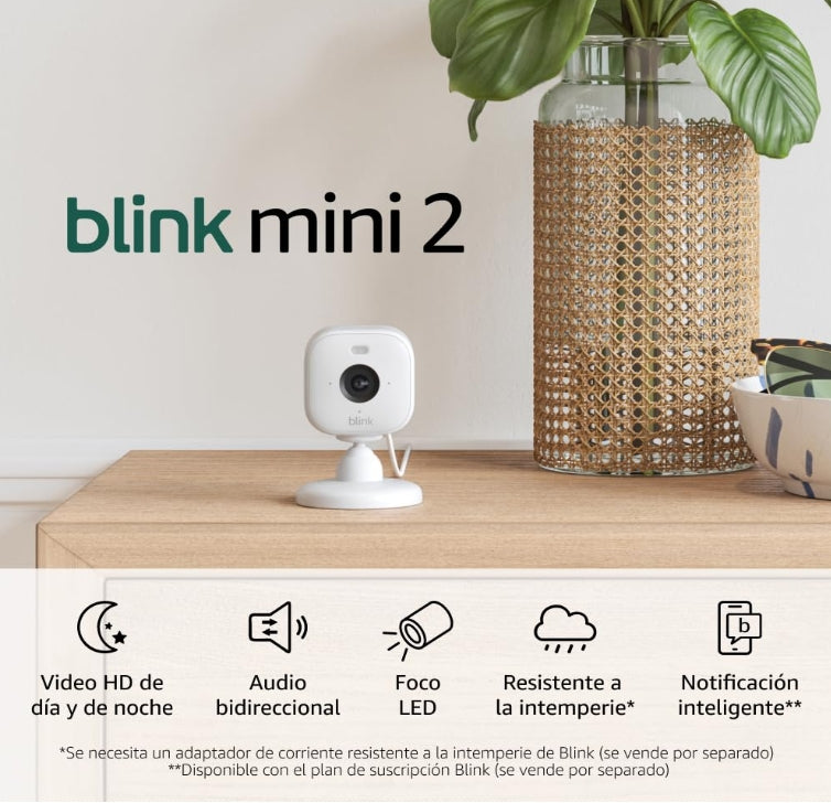 Blink Mini 2 (modelo más reciente), Cámara de seguridad inteligente para el hogar con enchufe, con detección de movimiento, visión nocturna HD a color, luz integrada y compatible con Alexa. (Blanca)