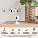 Blink Mini 2 (modelo más reciente), Cámara de seguridad inteligente para el hogar con enchufe, con detección de movimiento, visión nocturna HD a color, luz integrada y compatible con Alexa. (Blanca)
