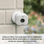 Blink Mini 2 (modelo más reciente), Cámara de seguridad inteligente para el hogar con enchufe, con detección de movimiento, visión nocturna HD a color, luz integrada y compatible con Alexa. (Blanca)